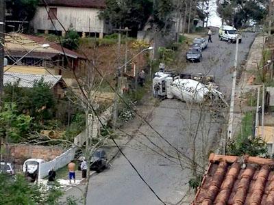 Caminhão tomba em subida íngreme 