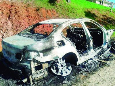 Carro foi incendiado  no Jardim Meliane