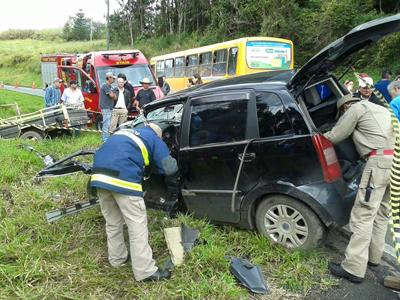 Feridos em colisão frontal em Bateias