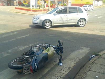 Motociclista ferido em colisão na Centenário