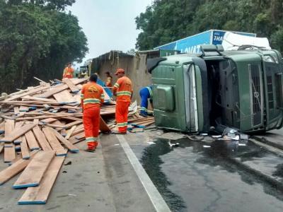 Mais um caminhão tomba em São Luiz do Purunã