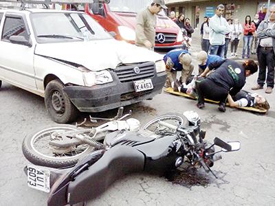 Motociclista foi parar sobre veículo 