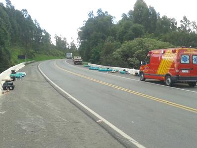 Dois feridos em capotamento de caminhão na PR 423