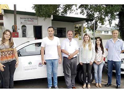 Prefeito e secretário de Saúde entregam carro para Vigilância em Saúde