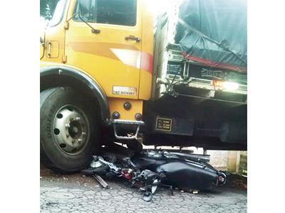 Dois feridos em colisão entre caminhão e moto no Bom Jesus