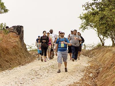 Caminhada Internacional na Colônia Dom Pedro reúne centenas de pessoas