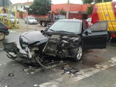 Colisão na esquina da Osvaldo Cruz com a Rodolfo Castagnoli 