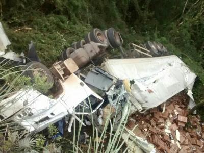 Caminhão despenca na Serra e motorista é socorrido 