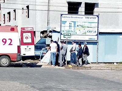 Veículo desgovernado invade construção e atropela trabalhador