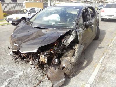 Carro com alerta encontrado abandonado