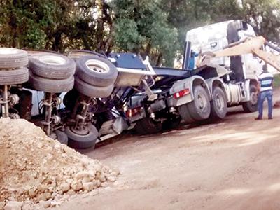 Caminhão caçamba tomba no Jardim Busmayer