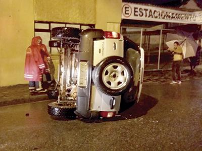 Um ferido em colisão seguida de capotamento no Centro