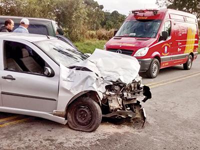 Mulher ferida em colisão frontal na Estrada de Balsa Nova