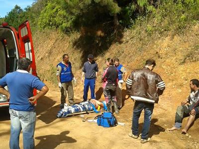 Motociclista ferido ao sofrer queda de moto de trilha