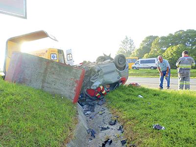 Veículo colide em ponto de ônibus no Km 109