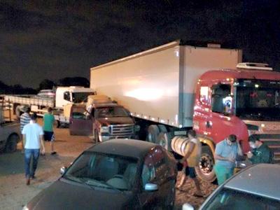 Motorista de uma carreta causou acidente no pátio do Posto Guarani