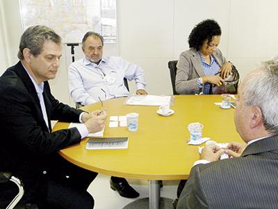 Prefeito Luiz Costa em reunião com secretário estadual de Planejamento