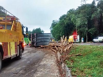 Caminhão e Uno tombam na descida da Serra 