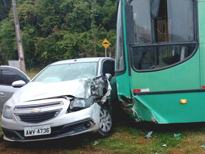 Duas pessoas feridas em colisão ônibus e carro no São João