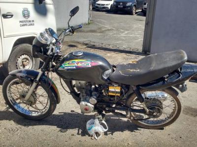 Menor colide moto na viatura da GM