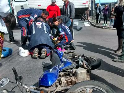 Colisão entre carro e moto  deixa uma mulher ferida