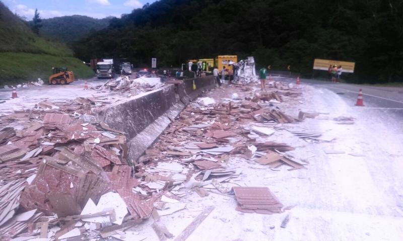 Caminhoneiro de Balsa Nova sofre grave acidente em SP