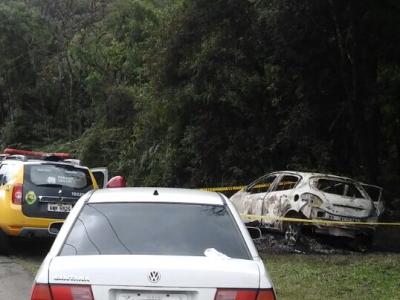 Carro queimado com dois corpos carbonizados 