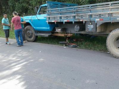 Ciclista gravemente ferido em acidente com caminhão no Bugre