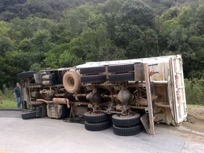 Caminhão tomba na Estrada da Jazida