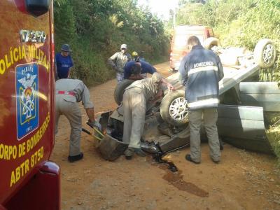 Mulher ferida em capotamento na Colônia Revier