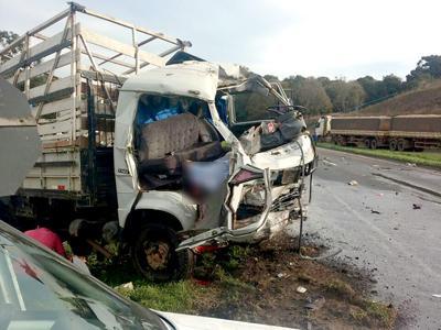 Dois mortos e um ferido em colisão entre dois caminhões