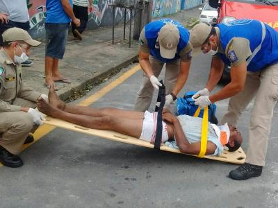 Tenta passar a mão em mulheres e apanha