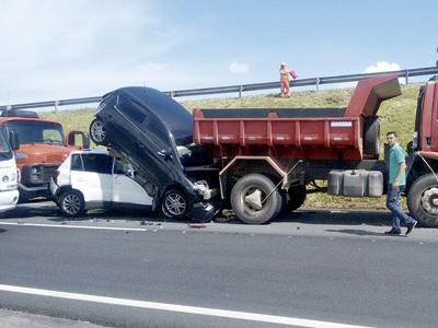 Sete veículos se envolvem em engavetamento na BR-277