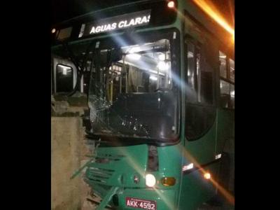 Motorista de ônibus ferido ao colidir em muro no Esmeralda