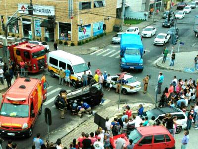 Um ferido em colisão seguido de capotamento no Centro