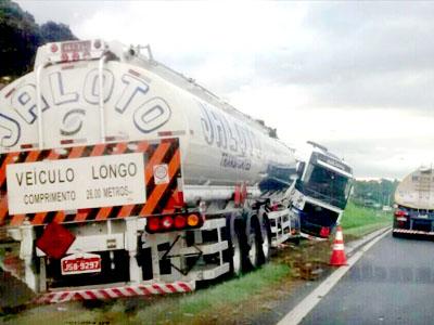 Carreta sai da pista próximo a ponte do Passaúna