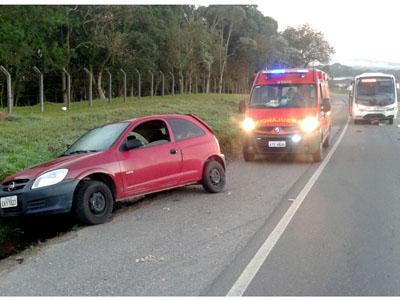 Celta cai dentro de córrego depois de colisão na PR 423