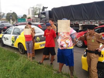 PM prende suspeitos com arma em Táxi de Curitiba