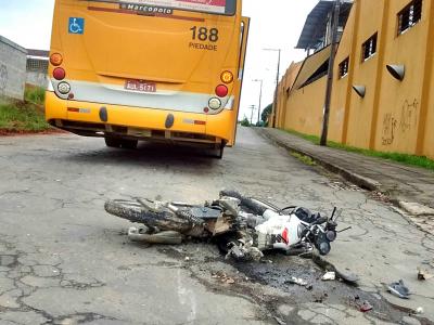 Grave acidente entre moto e ônibus