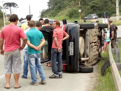 Gol capota após colisão em travessia no Itaboa