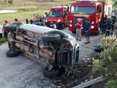 Mulher fica ferida ao capotar camionete