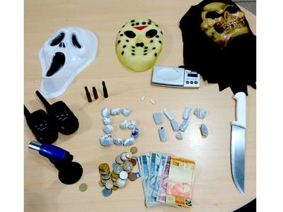 Drogas e estojos deflagrados de fuzil encontrados em residência