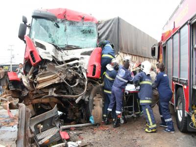 Caminhoneiro de Campo Largo sofre grave acidente no Contorno Sul