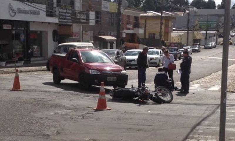 Motociclista ferido em colisão na Clotário