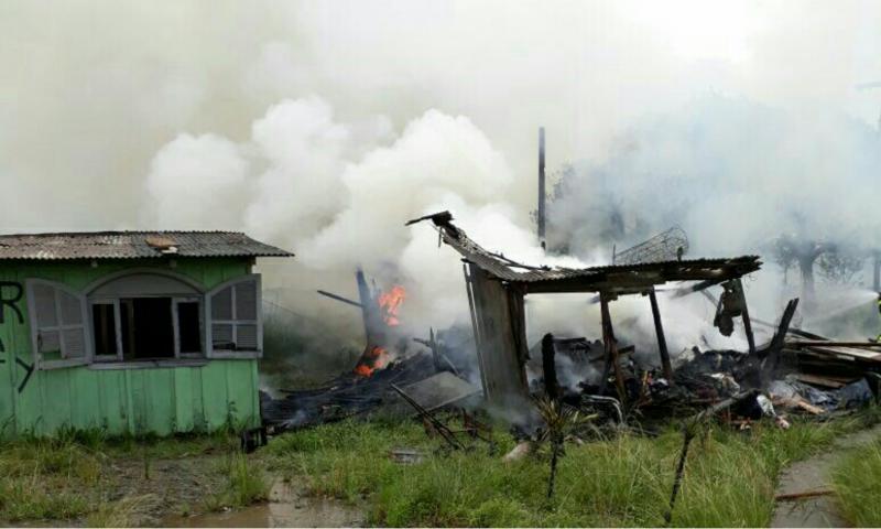 Bombeiros combatem incêndio em residências em São Luiz do Purunã