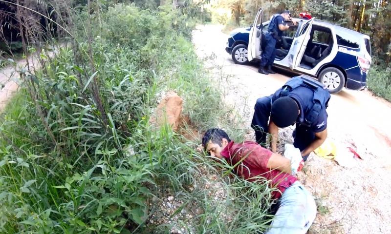 Homem com as mãos amarradas e esfaqueado em Bateias