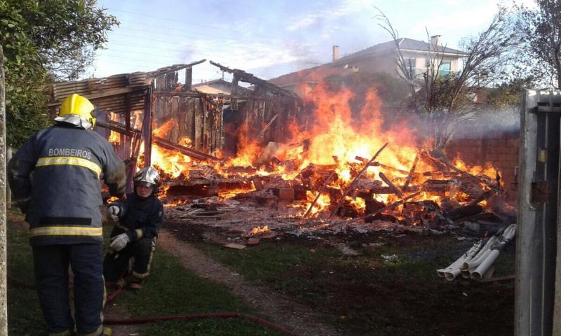 Residência consumida pelo fogo no Ferrari