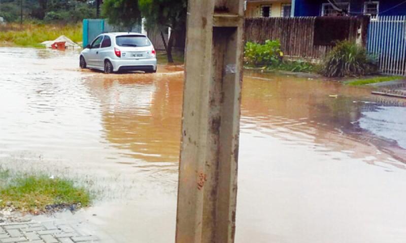 Chuvas causam alagamentos na Rua Acre e prejudica moradores mais uma vez