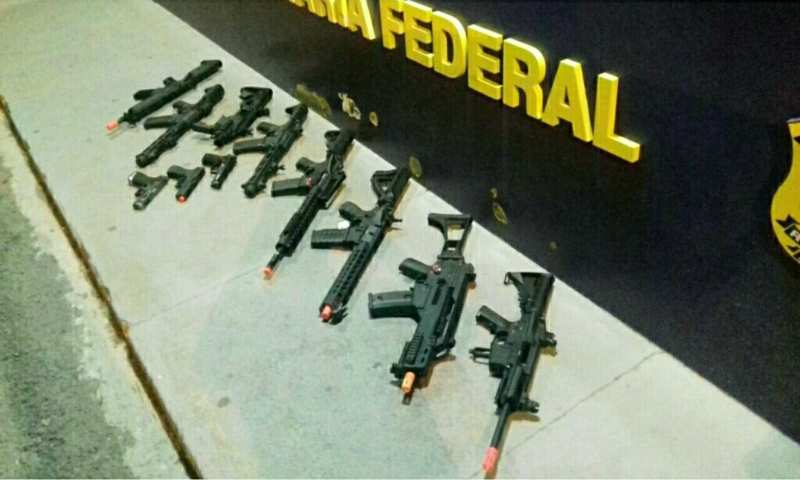 PRF apreende várias armas Airsoft em ônibus no km 139