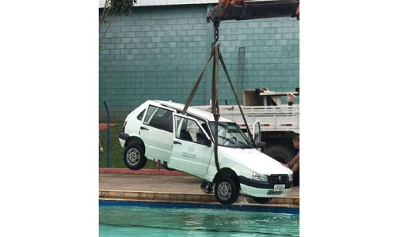 Vândalos empurram Uno dentro da piscina da Vila Olímpica